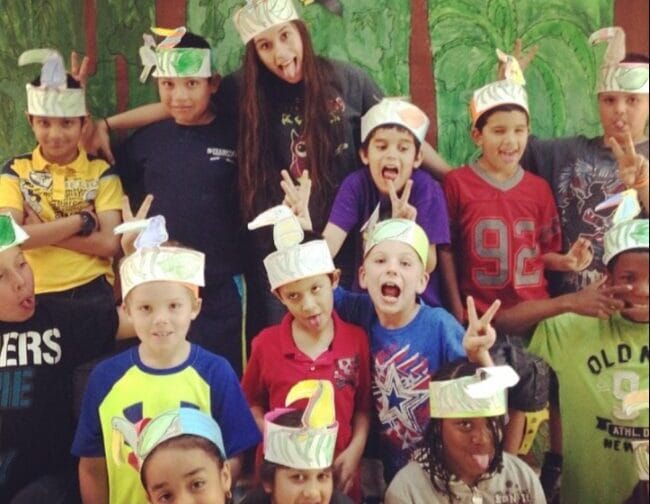 Shylah (fila superior, tercera por la izquierda) con alumnos en un antiguo trabajo de enseñanza presencial.