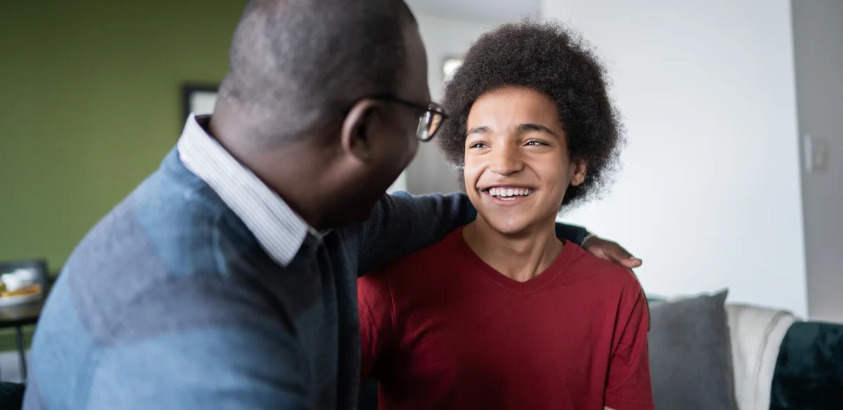 Padre e hijo sonriéndose