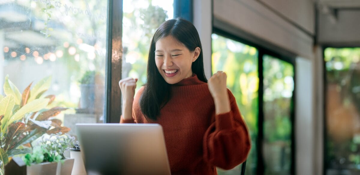 Una estudiante de secundaria sonríe a su clase por Internet